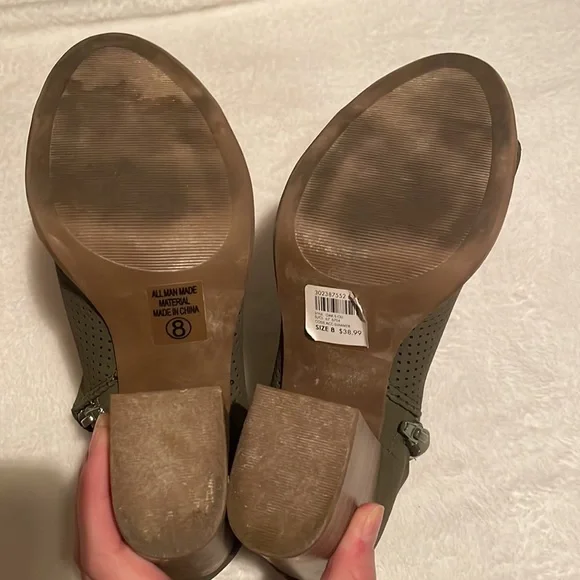 GUC Olive Green Heels, size 8 - Picture 7 of 8